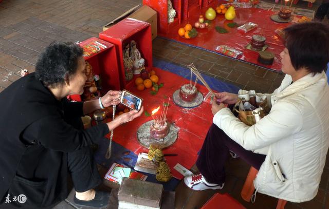 坟头撒尿,回家变得痴痴呆呆,神婆说他中了邪