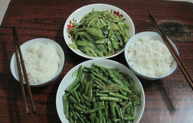 月收入四千贫穷小两口的一日三餐