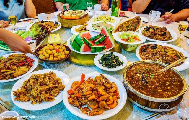 儿子儿媳来我家过元旦,儿媳做一桌丰盛菜肴,还没吃我就掀了