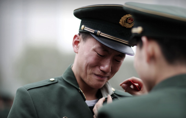 镜头下每逢退伍季战士们用泪水记录感人瞬间