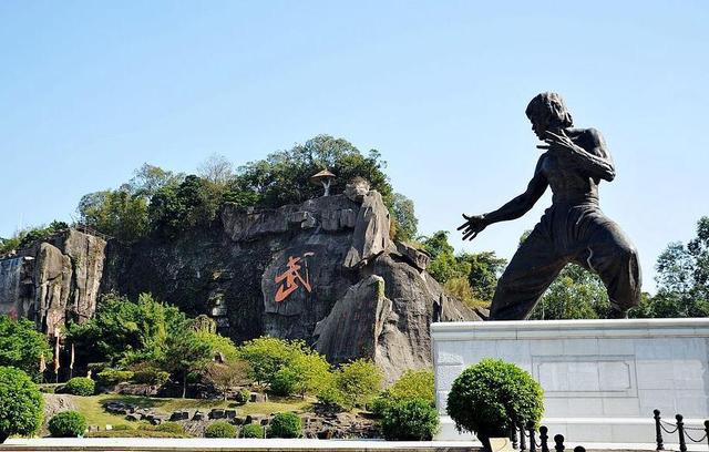 户外探访广东顺德全球最大的李小龙铜像最大的李小龙纪念馆