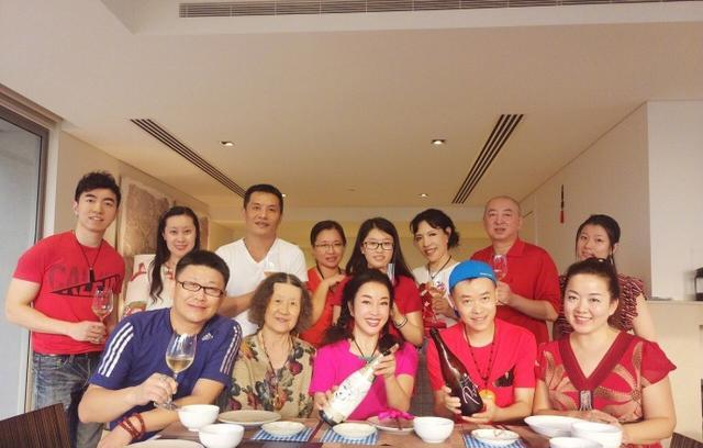 刘晓庆过年秀全家照却不敢让老公露脸看他长相你就懂了