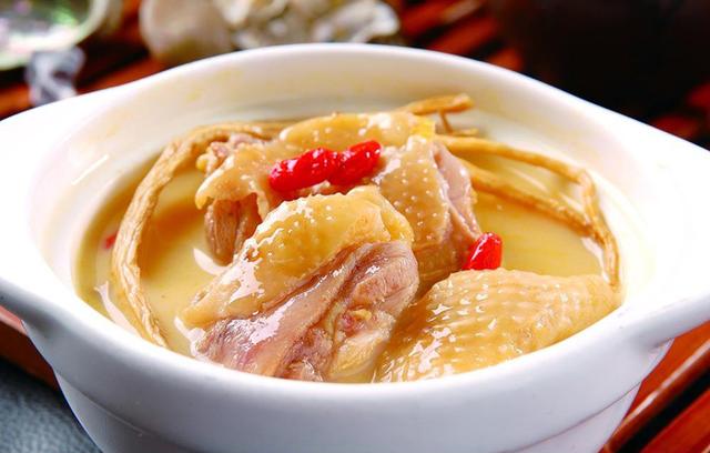 【当归清炖老母鸡】6. 最后转大火加入青椒收汁后即可熄火出锅.5.