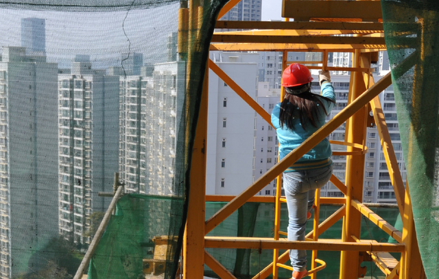 直击建筑工地上的女民工,爬几十米的高塔,十几人挤一间房打地铺