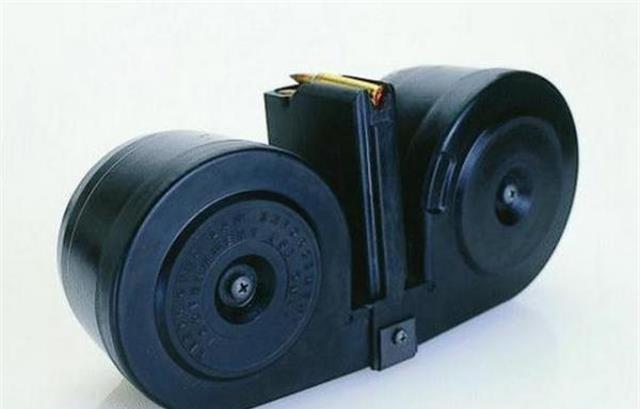 双弹鼓弹夹,容量100发,重4斤,子弹没打完枪管红了!