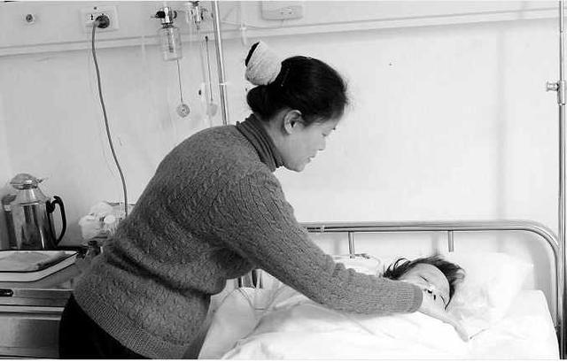 儿子开豪车给病逝母亲厚办葬礼,女儿当众揭开"孝顺"面具