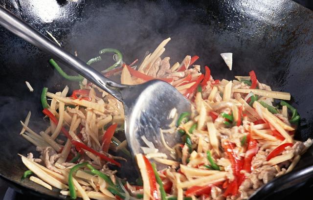 初手颠锅要小心衣服,当然脸也要小心,练习颠锅可从平常炒菜时顺手颠几