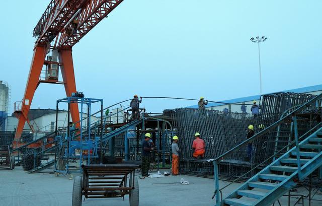 亳州高铁制梁场钢筋搬运工爬楼梯的精彩画面