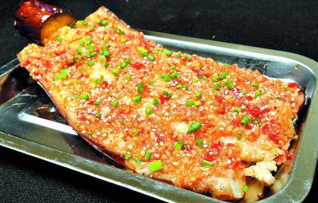 烤茄子下入炸好的茄子,快速翻炒均匀,最后撒上少许熟白芝麻味道更好