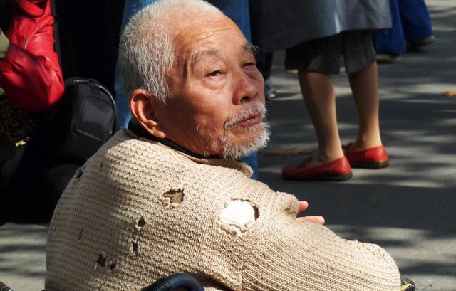 快递小哥救一痴呆老人,侍奉3年老人儿子回来了,他才知老人有钱