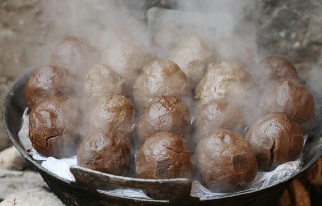 这种"泥巴"做成的窝窝头现在只存在于农村,很多人想吃还吃不到