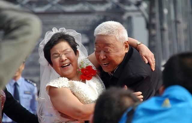 56岁婆婆再婚,婚后20天又离婚了,理由让我们全家成了村里的笑柄