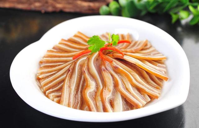 5,凉拌猪耳朵3,皮蛋放碟,淋上酱汁,最后放上香菜,就可以上桌.