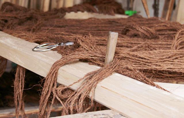 他用1000多根棕绳编织的棕绷床,生意订单不断,卖到了国外去