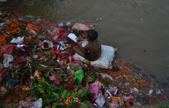 印度最脏河流亚穆纳河,到处飘着垃圾和有毒泡沫,却还有人游泳