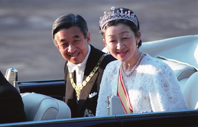 1990年明仁天皇登基时旧照 文武百官跪拜殿前|天皇|即位|明仁_新浪新闻
