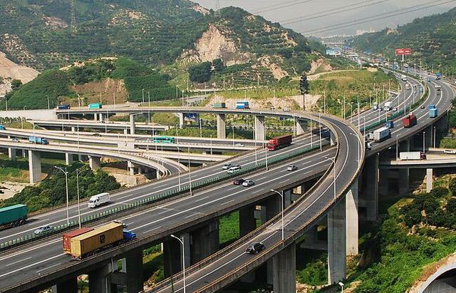 开车通过各种桥时该怎样行驶尤其是驾车通过立交桥新手必看