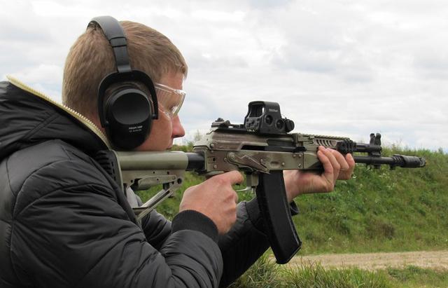 俄罗斯新一代步枪还是老掉牙又打不准,死沉烂沉的半原始步枪ak