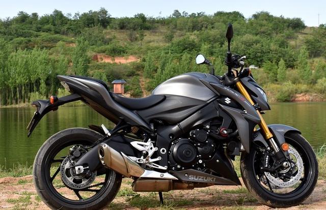 该车是铃木2016年2月3日上市的一款运动街车gsx-s1000,平行进口的方式