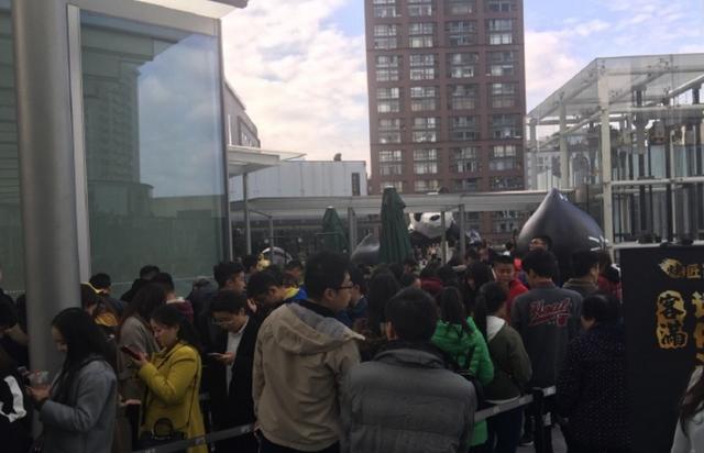 成都春熙路ifs熊猫天台现成都式排队吃饭里三层外三层