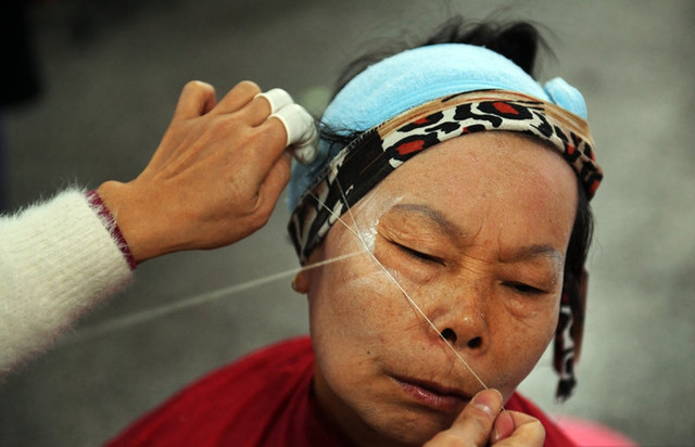 她是东莞至今仍靠脸吃饭的女人,1根线秒杀整容刀,现1元求传人