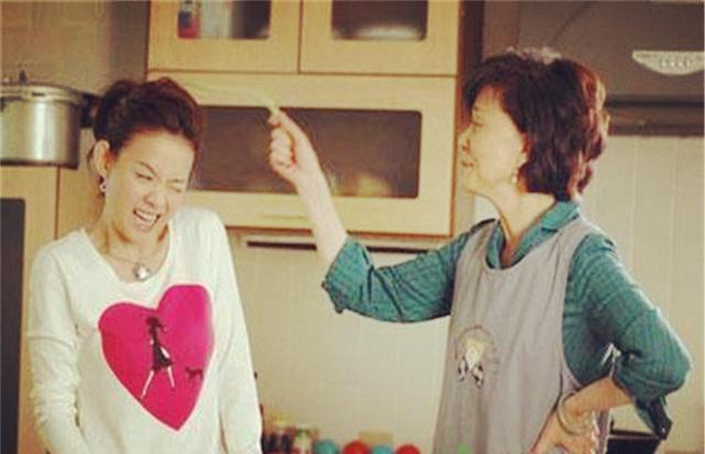 婆婆管儿子和儿媳小吵小闹的事,然后那些姑姑也来管