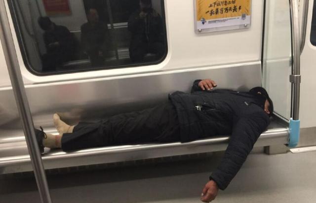 成都地铁上男子平躺座位上 周围乘客无人靠近!