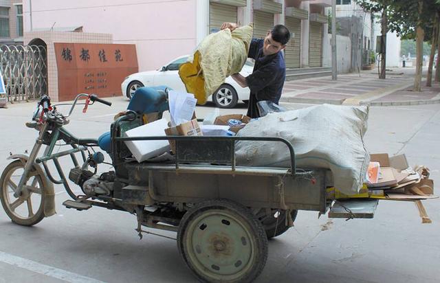 80岁的父亲登三轮收破烂,开豪车的儿子却来帮忙,众人傻了