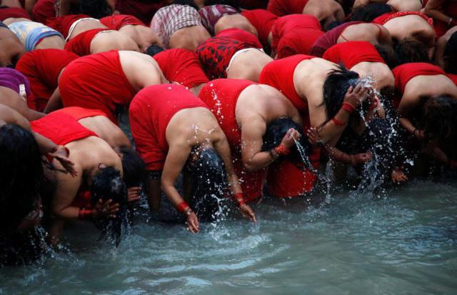 实拍成千上万的尼泊尔妇女在河中集体沐浴为自己的丈夫祈福