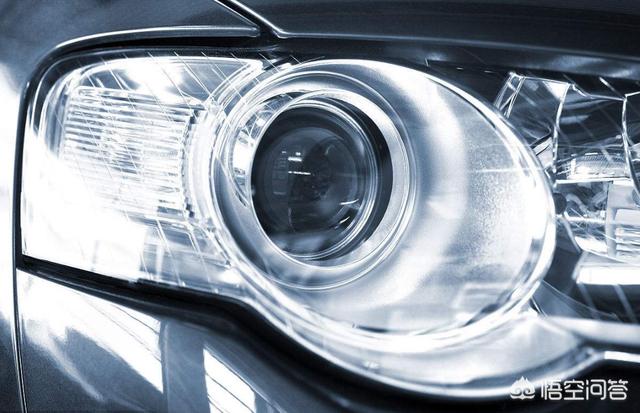 氙气大灯启动时会闪一下才慢慢亮起来,是什么原因呢?