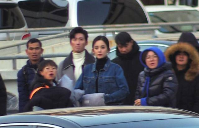 窦骁和古力娜扎在上海拍新剧, 八字眉很惹眼