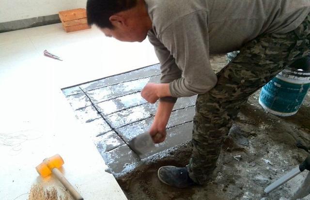 铺地砖是干铺好还是湿铺好?原来很多工人都贴错了