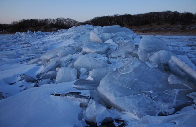 中俄边境出现一道几十年不遇的冰墙,长达几十公里