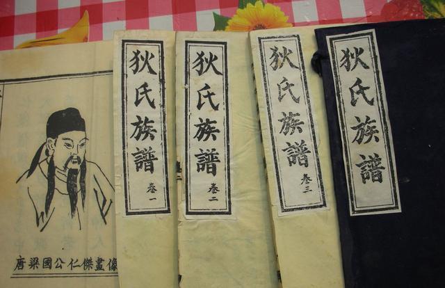 江苏退休老人拿出千年族谱, 专家专程赶往, 原来先祖是神探狄仁杰