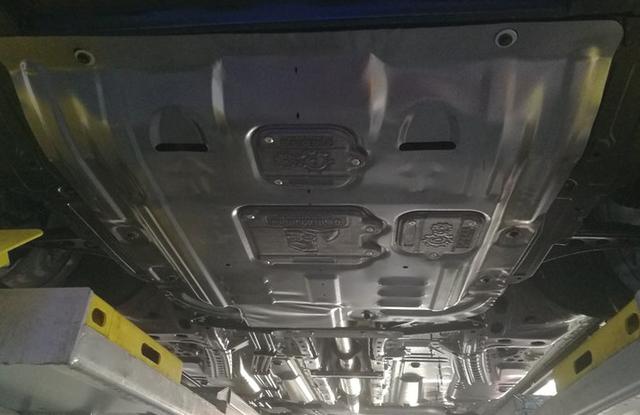 车主给君越装了护板,这样看起来更加规整,也保护了底盘部位;当然每个