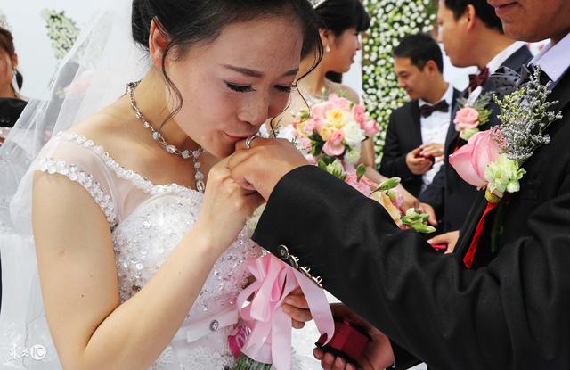 嫁了一个有钱婆家,弟弟结婚老公包了一个大红包,我妈打开后哭了