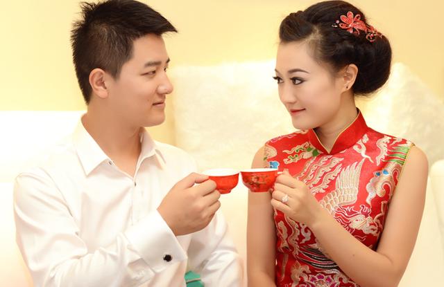 做上门女婿回妈家借钱妈不给临走妹妹塞我一字条打开后我哭了