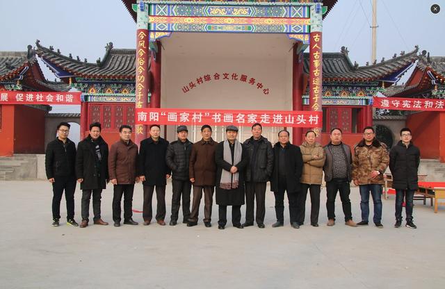 南阳市"画家村"书画家到南召为群众义写春联