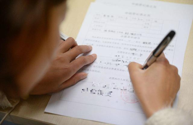 19岁孕妇难产找家属签字, 医生却没想到孩子爸爸是个老人