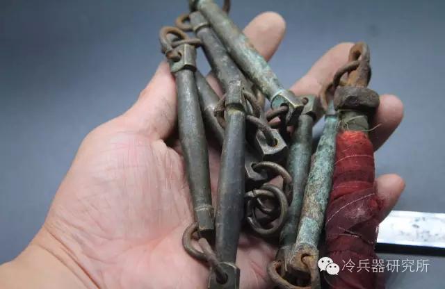 据说九节鞭来源于唐时吐蕃骑兵所用的连枷,后来在发展中