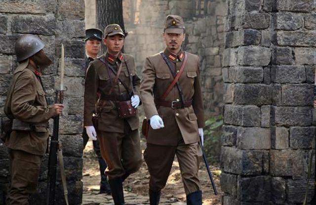 一美女独闯日军巢穴, 日军少尉却对其礼敬有加, 原因让人想不到