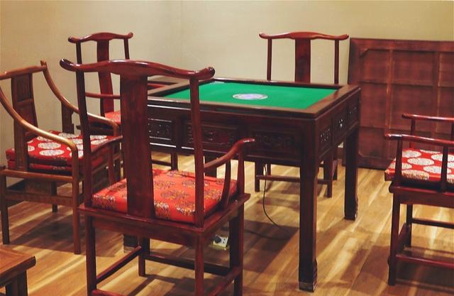 木系的装饰干净利落店内的装修是传统的中国风不仅有茶还能打打麻将