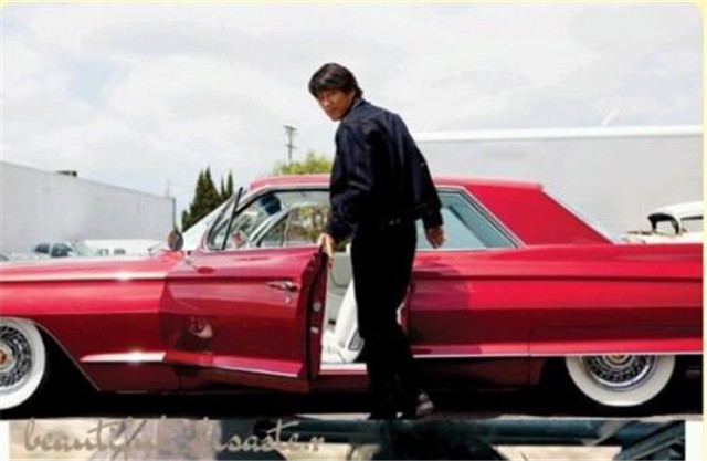 现在的成康已经46岁了,住千万的豪宅,开跑车出门