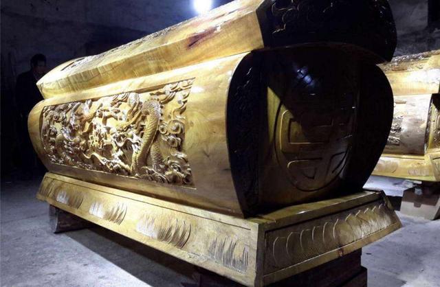 问题又来了,在中国的古代,只要起灵,棺材在运送的路上是绝对不能落地