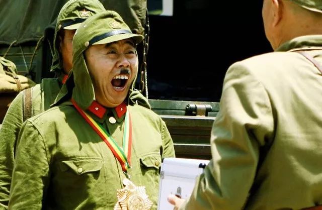 影视剧中的日本鬼子,为什么都在鼻子下留一撮方形小胡子?