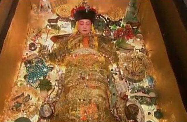 专家清理慈禧棺材时,发现了一个神秘包裹,打开后所有人尴尬不已
