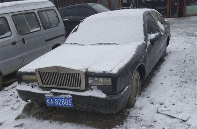 长春最牛的僵尸车价值几十万的车牌放在那没人敢动