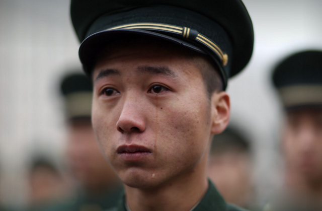 镜头下每逢退伍季战士们用泪水记录感人瞬间