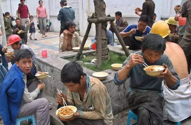 实拍农民工大哥的午餐 为省钱买60斤煎饼吃四个月