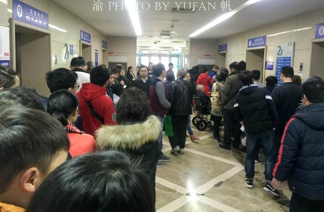 春节期间的重庆某医院人潮拥挤堪比火车站,竟然比热门景区还火